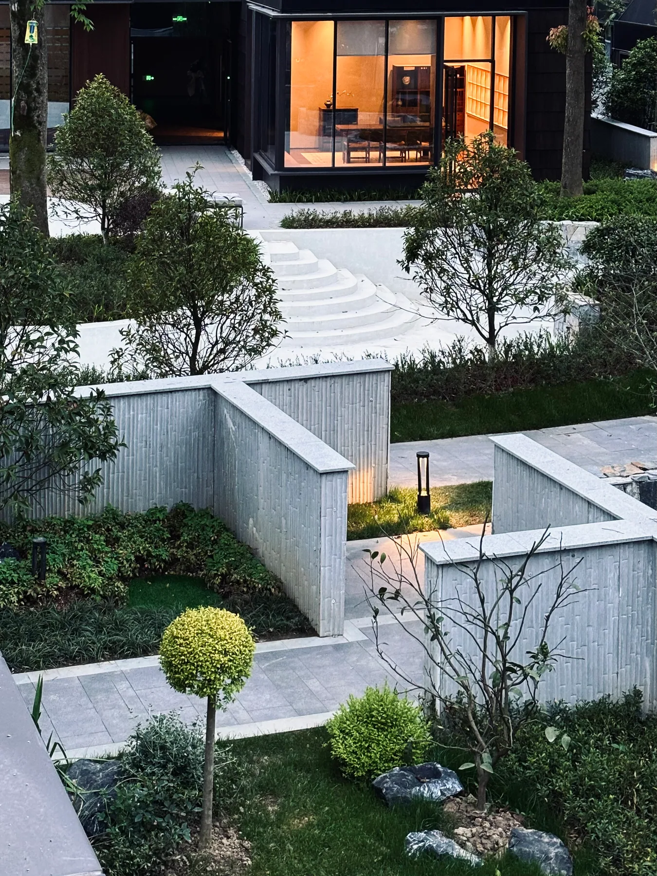 住宿建筑前的白色庭院与植被